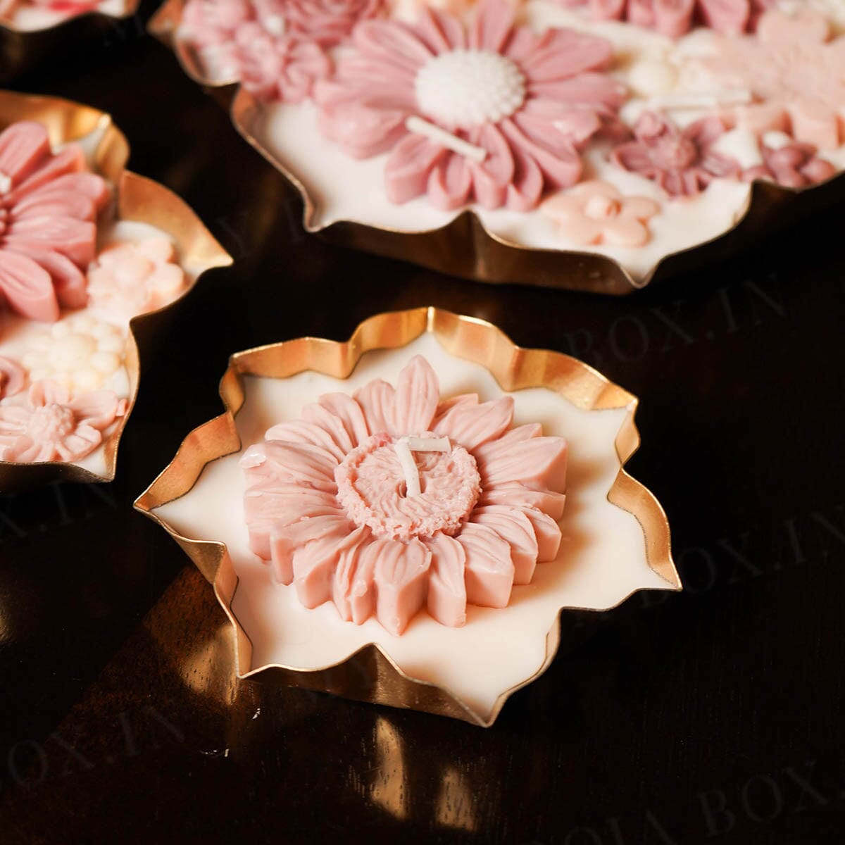 Vanilla Floral Wax Lotus Candle Urli (Gold)