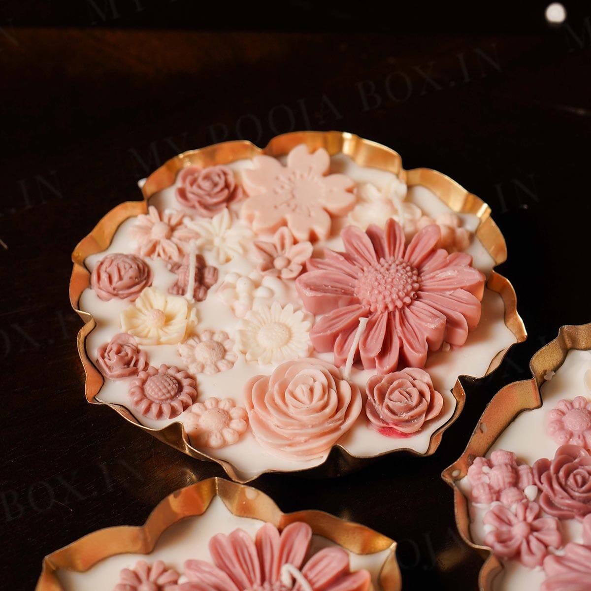 Vanilla Floral Wax Lotus Candle Urli (Gold)