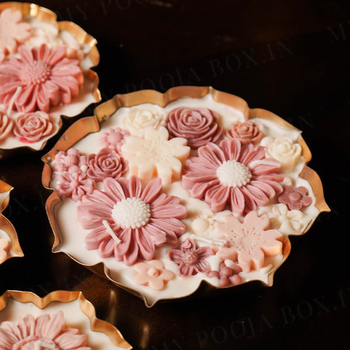 Vanilla Floral Wax Lotus Candle Urli (Gold)