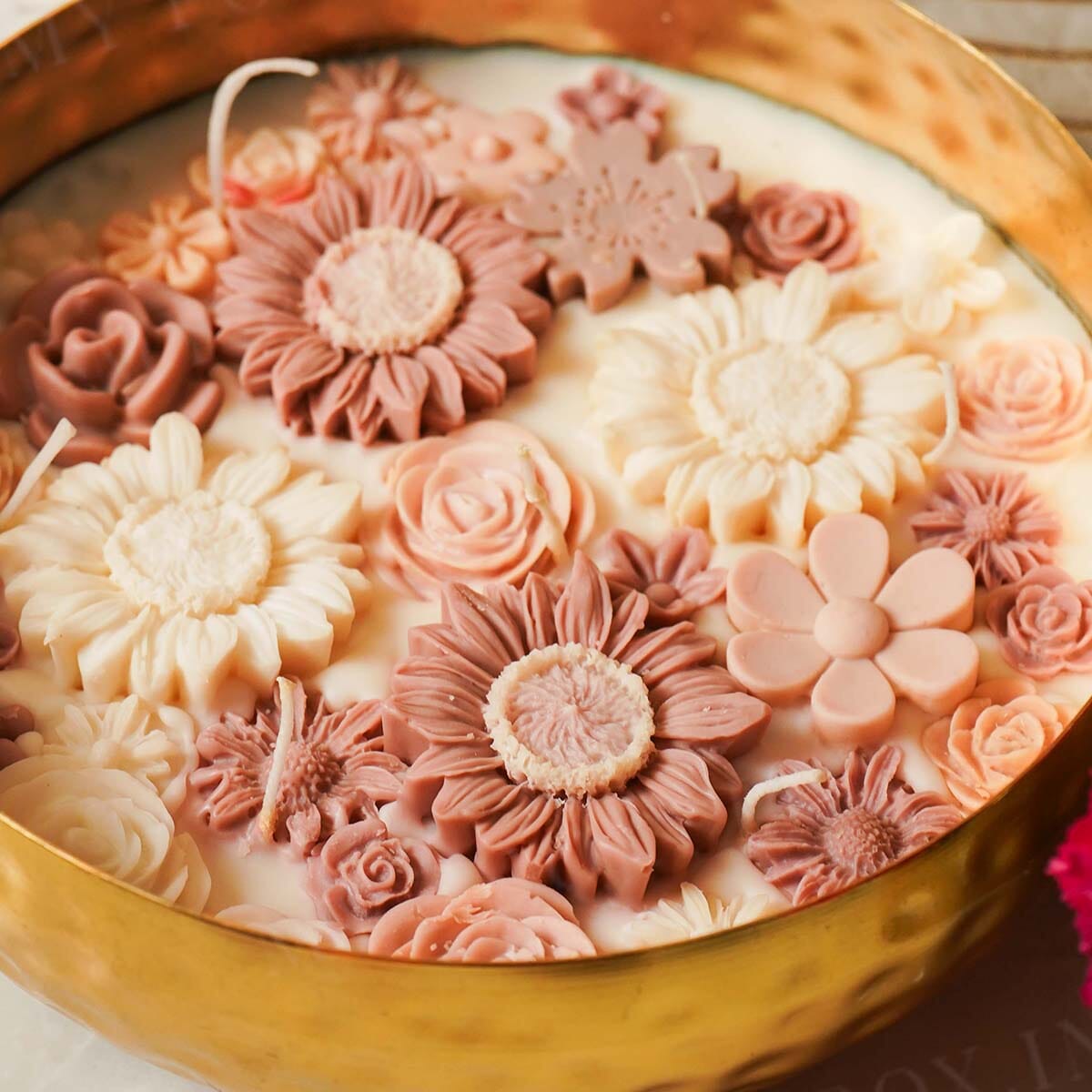 Vanilla Floral Wax Candle Urli (Gold)